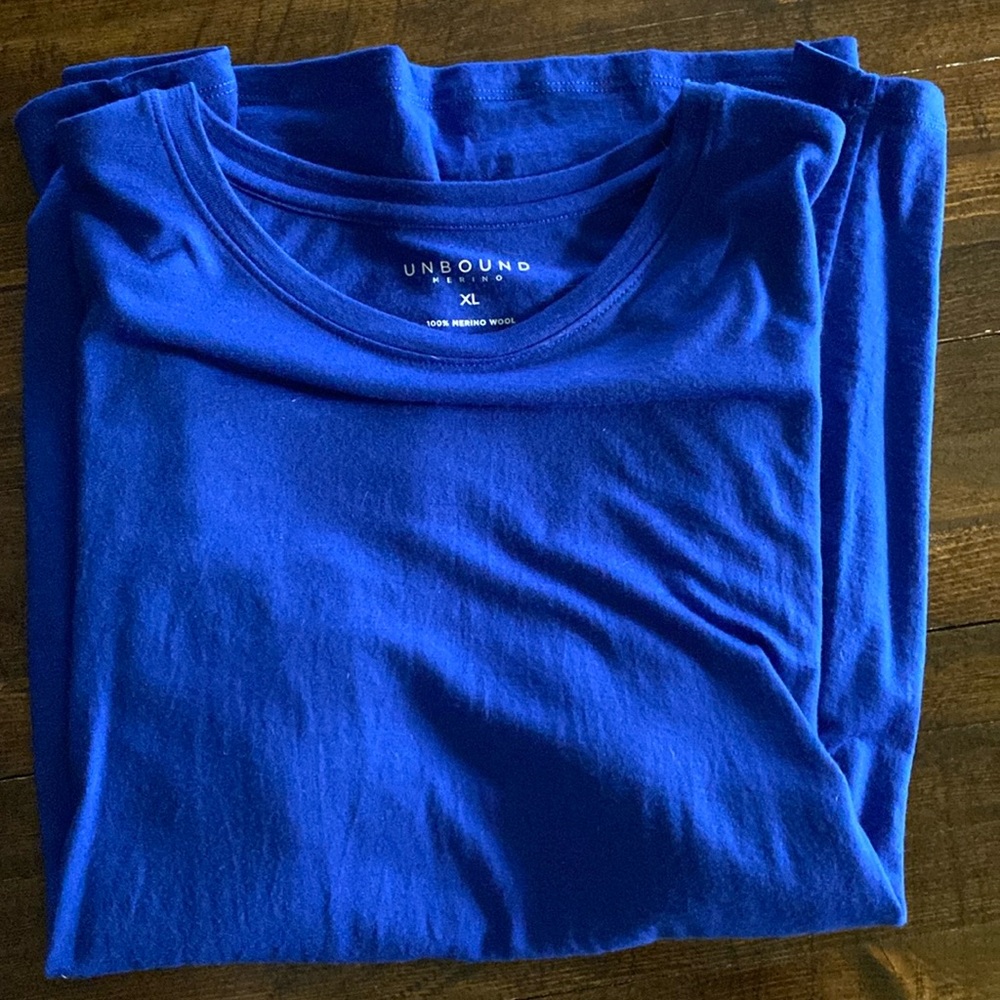 Unbound Merino brand women’s XL blue shirt sleeve tee. Excellent condition